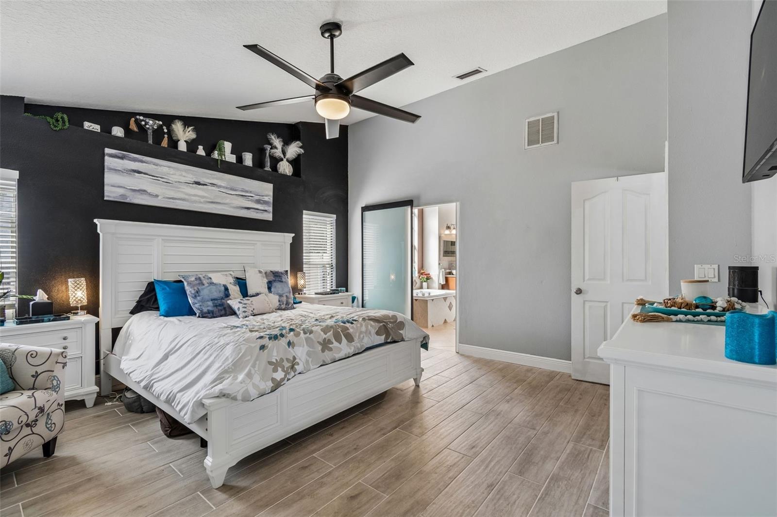 Image 25 of 59 For 2900 Lake Saxon Drive