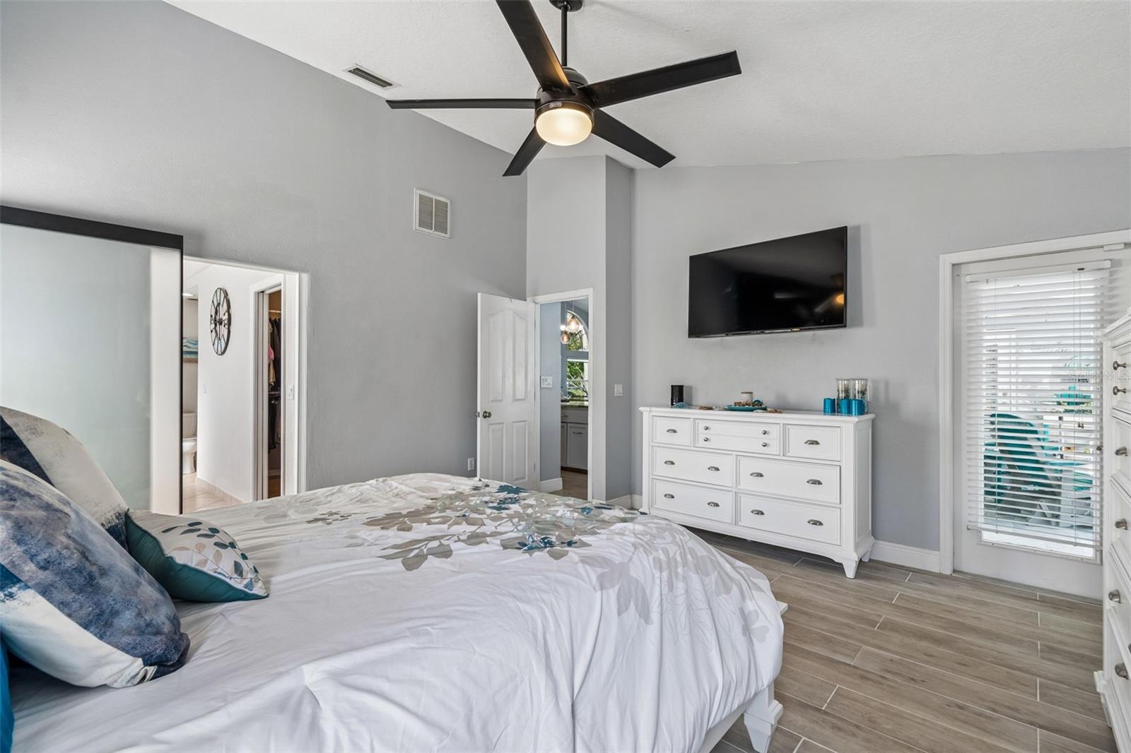 Image 26 of 59 For 2900 Lake Saxon Drive