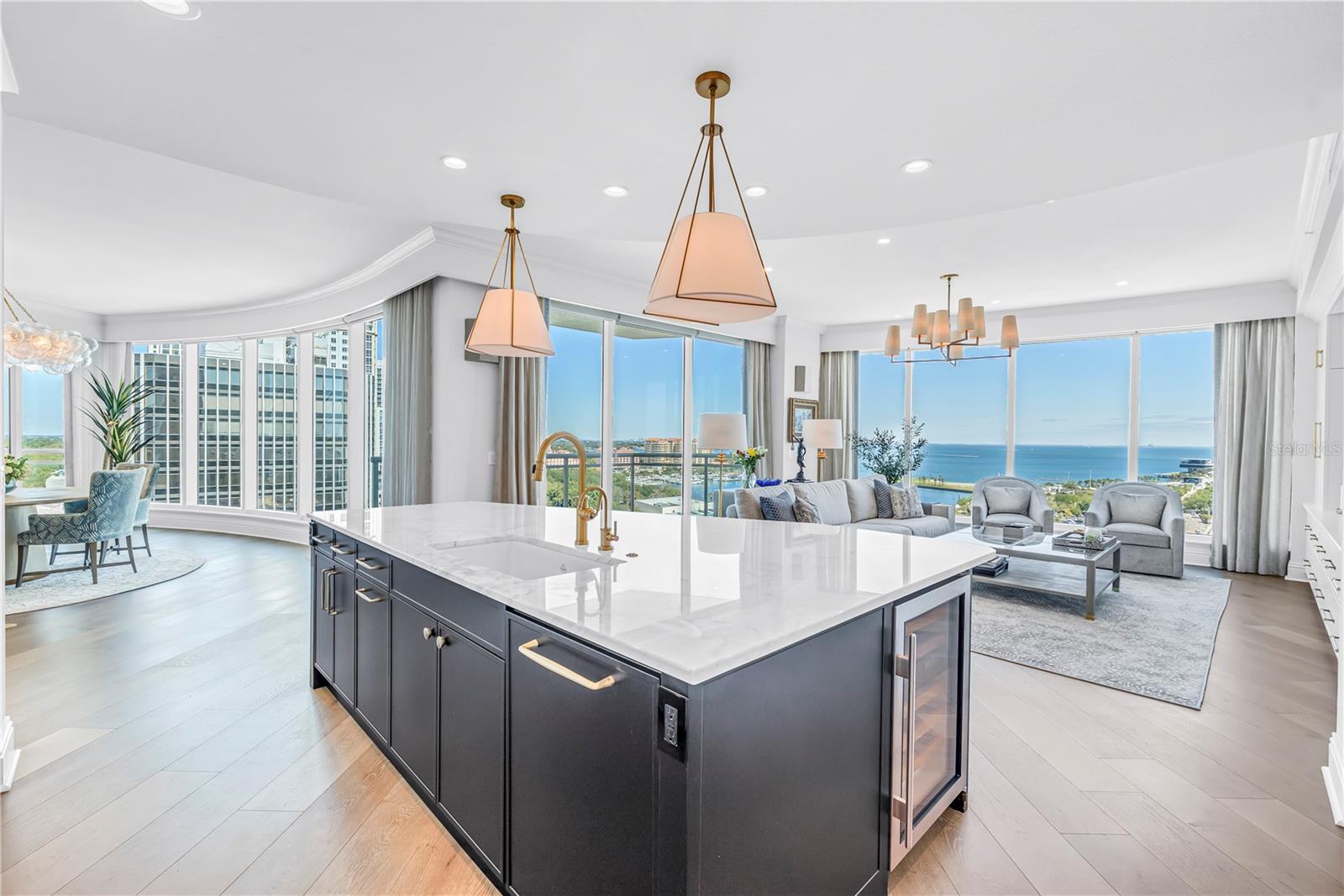 Image 18 of 56 For 180 Beach Drive Ne 1401