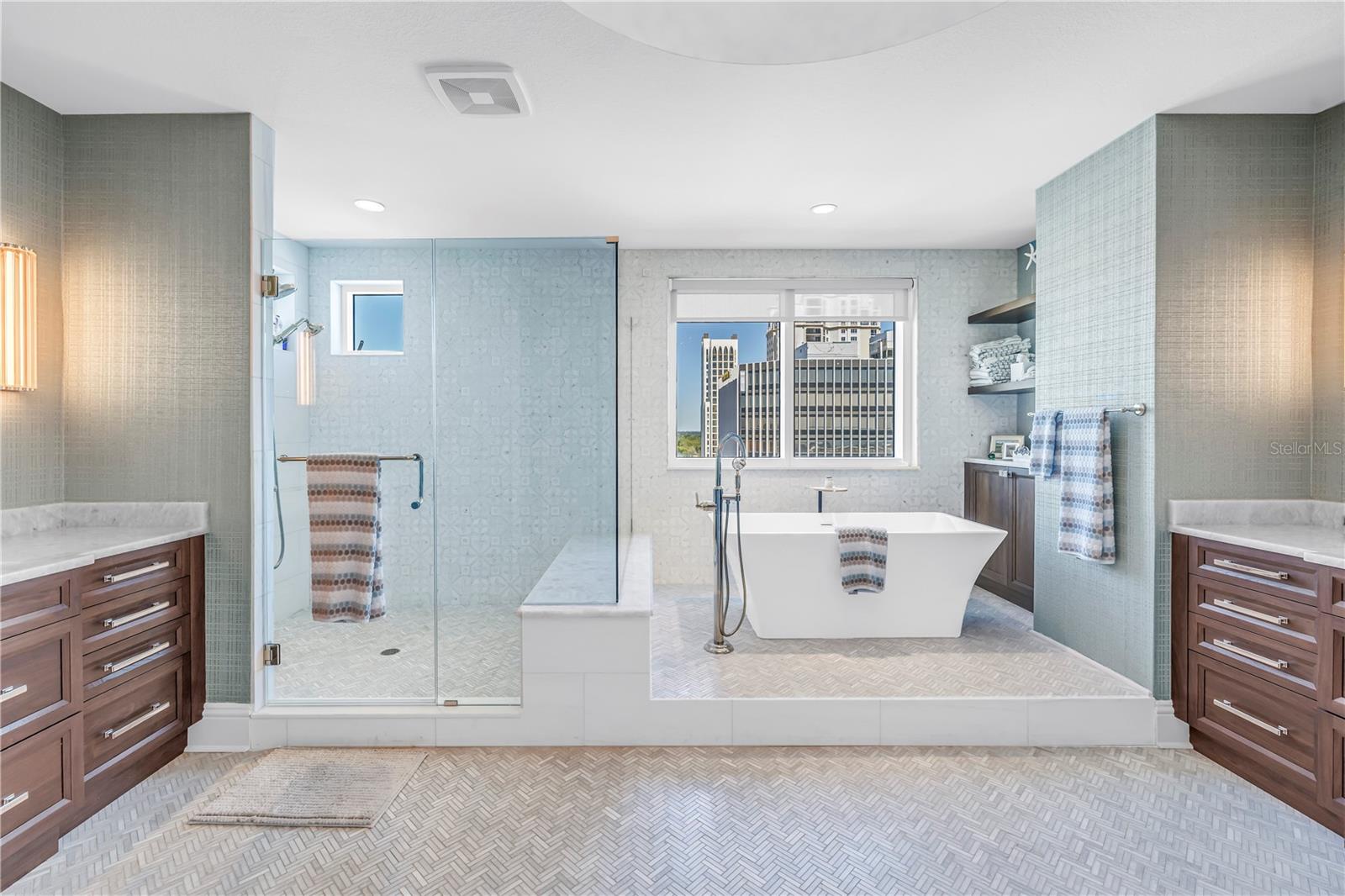 Image 37 of 56 For 180 Beach Drive Ne 1401