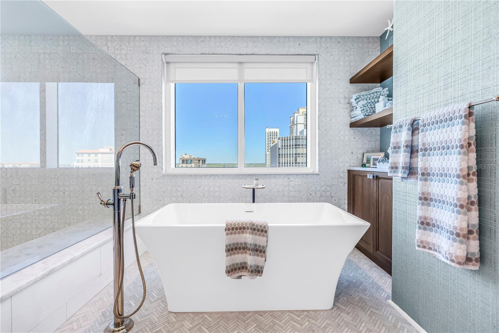 Image 44 of 56 For 180 Beach Drive Ne 1401