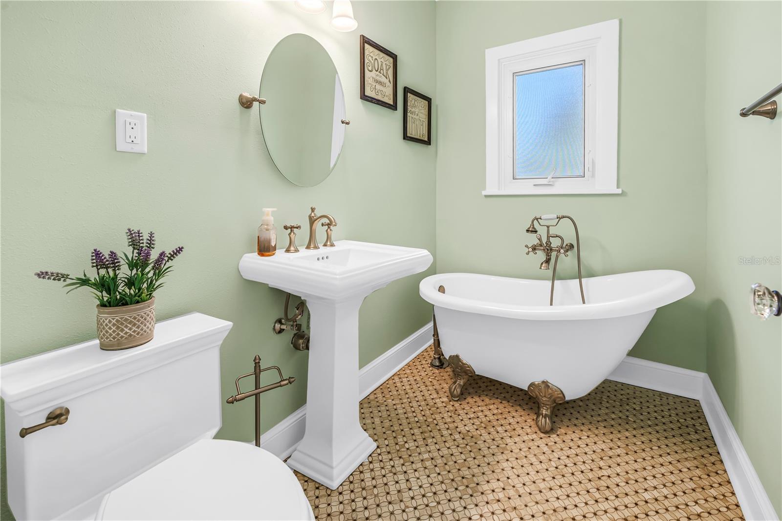 Image 23 of 66 For 2410 Coffee Pot Boulevard Ne