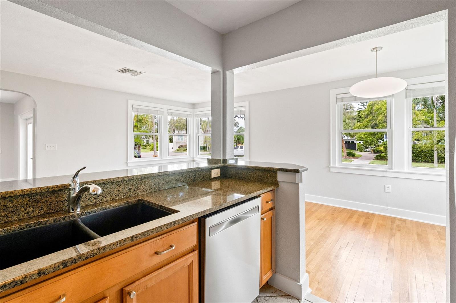 Image 11 of 27 For 205 Garden Circle N