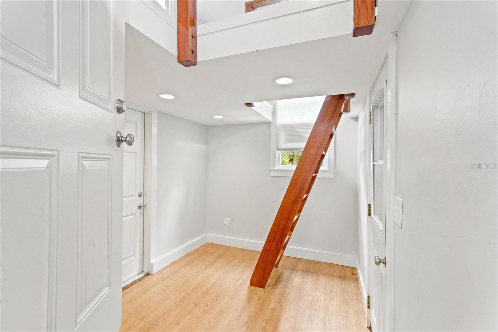 Image 21 of 27 For 205 Garden Circle N