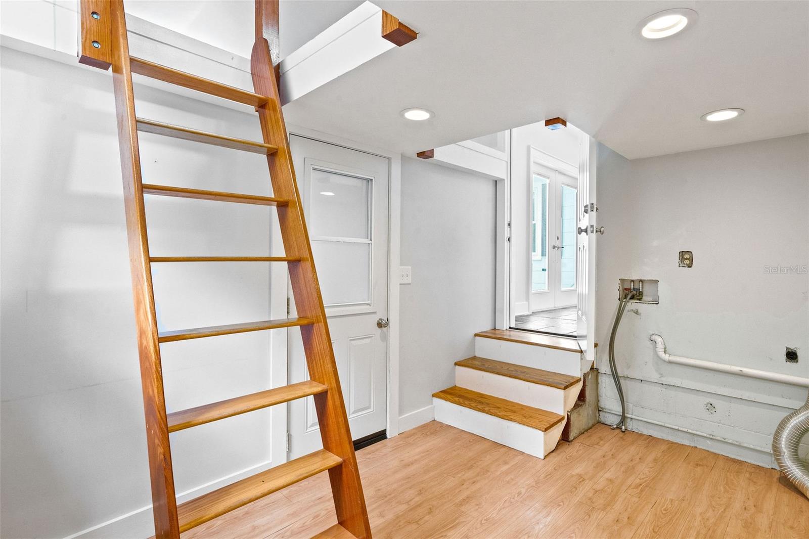 Image 22 of 27 For 205 Garden Circle N