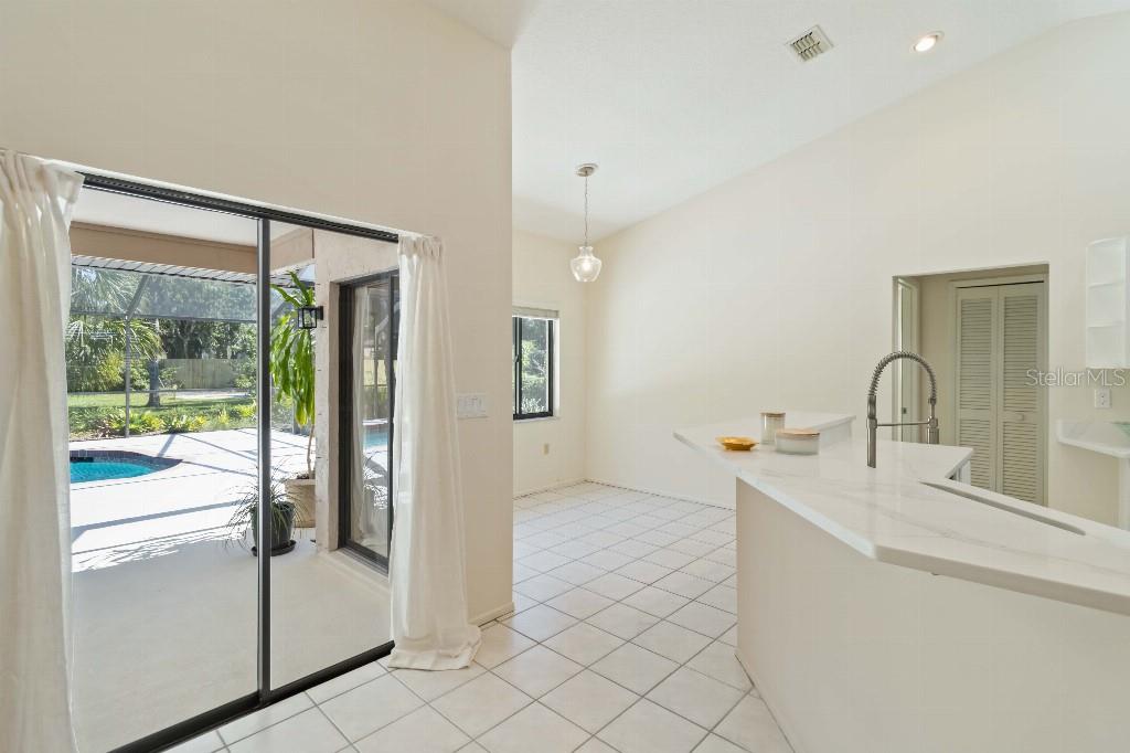 Image 10 of 39 For 5206 Woodlawn Circle E