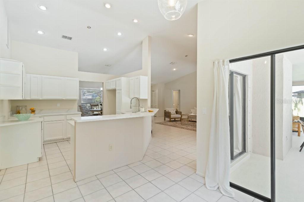 Image 11 of 39 For 5206 Woodlawn Circle E