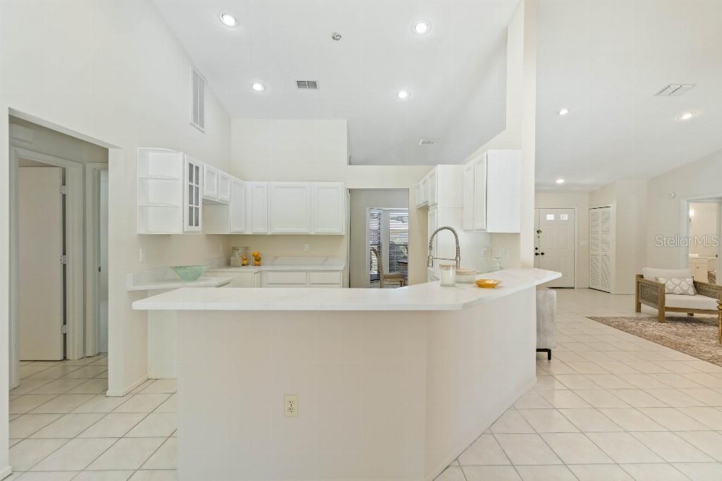 Image 12 of 39 For 5206 Woodlawn Circle E