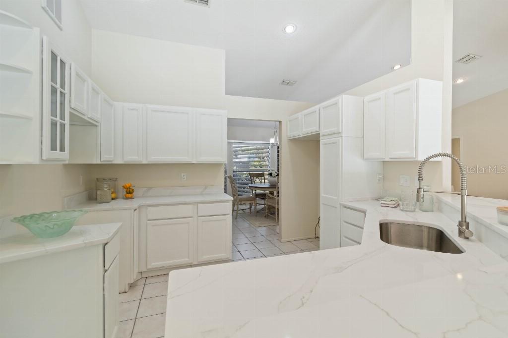 Image 13 of 39 For 5206 Woodlawn Circle E