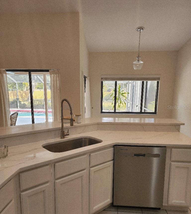 Image 16 of 39 For 5206 Woodlawn Circle E