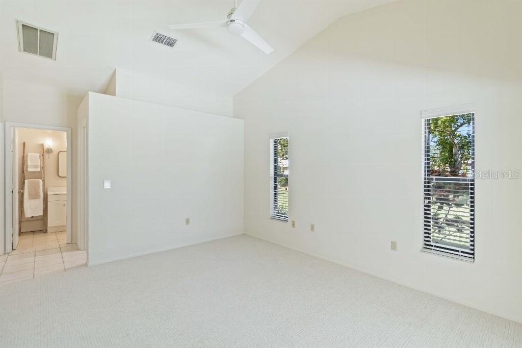 Image 18 of 39 For 5206 Woodlawn Circle E