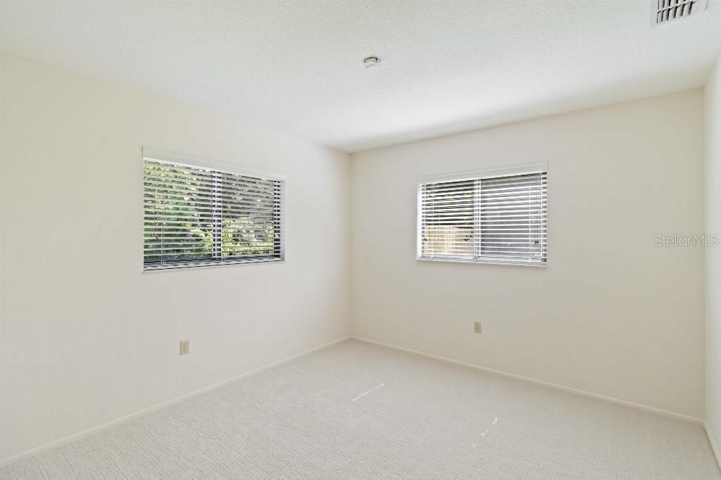 Image 21 of 39 For 5206 Woodlawn Circle E