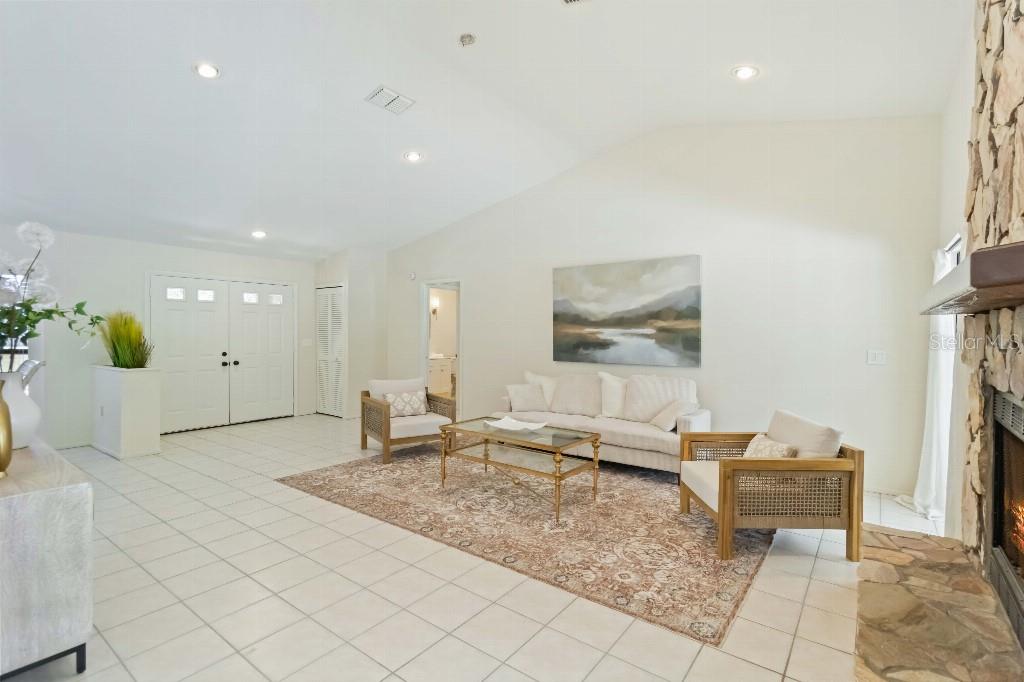 Image 6 of 39 For 5206 Woodlawn Circle E