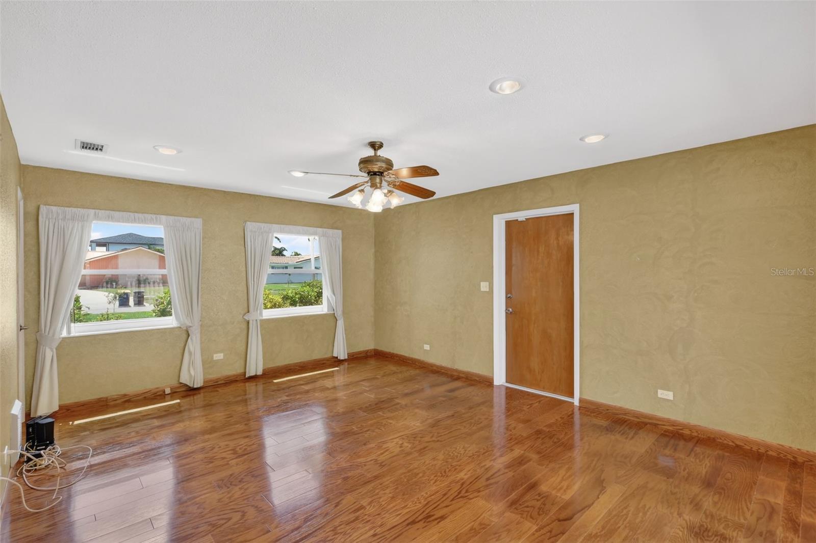 Image 10 of 78 For 350 Harbor Passage