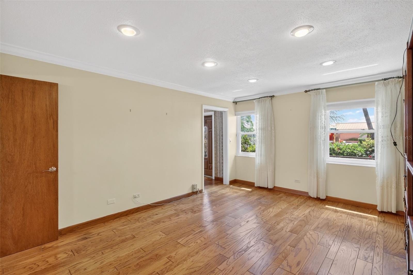 Image 27 of 78 For 350 Harbor Passage