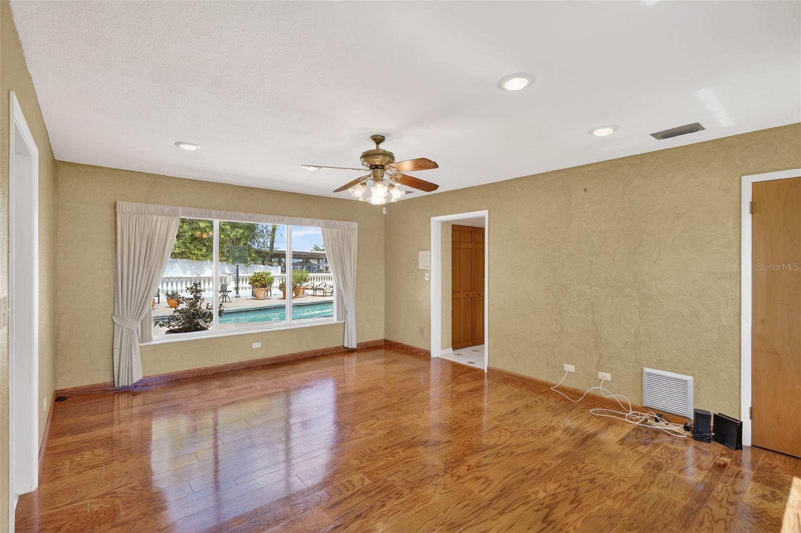 Image 39 of 78 For 350 Harbor Passage