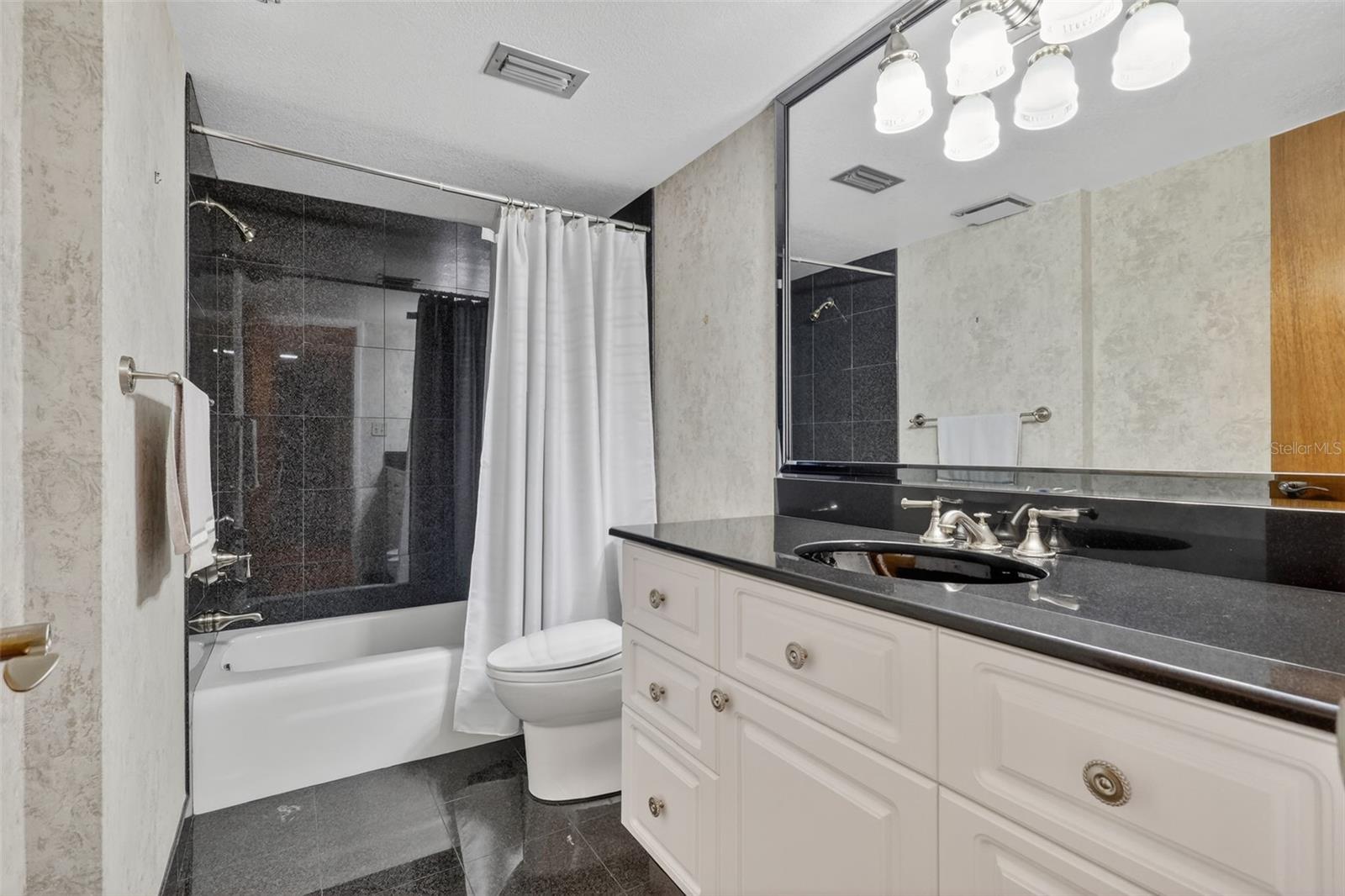 Image 9 of 78 For 350 Harbor Passage