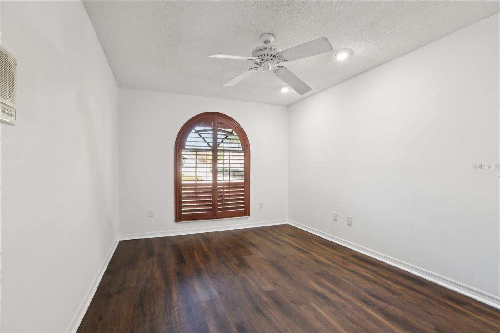 Image 26 of 90 For 17922 Clear Lake Drive