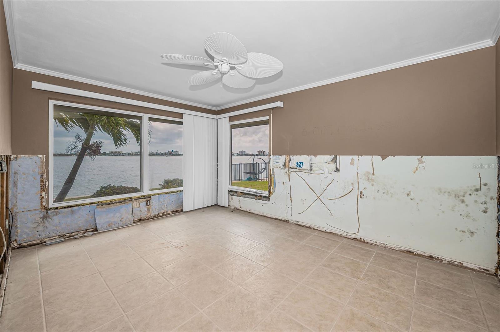 Listing photo id 36 for 11566 47th Avenue N