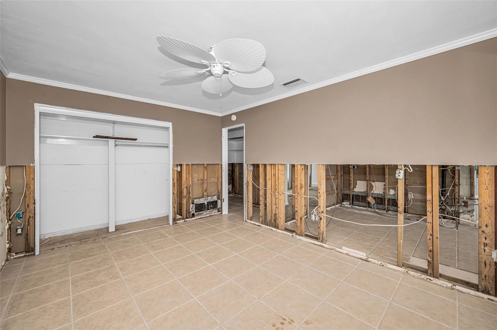 Listing photo id 37 for 11566 47th Avenue N