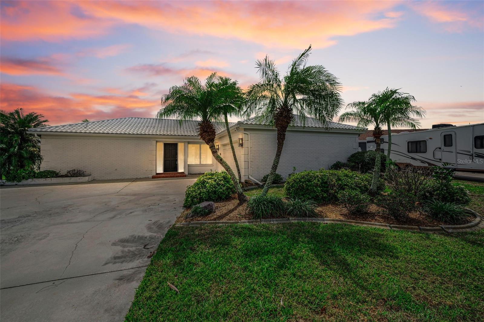 Listing photo id 2 for 11566 47th Avenue N