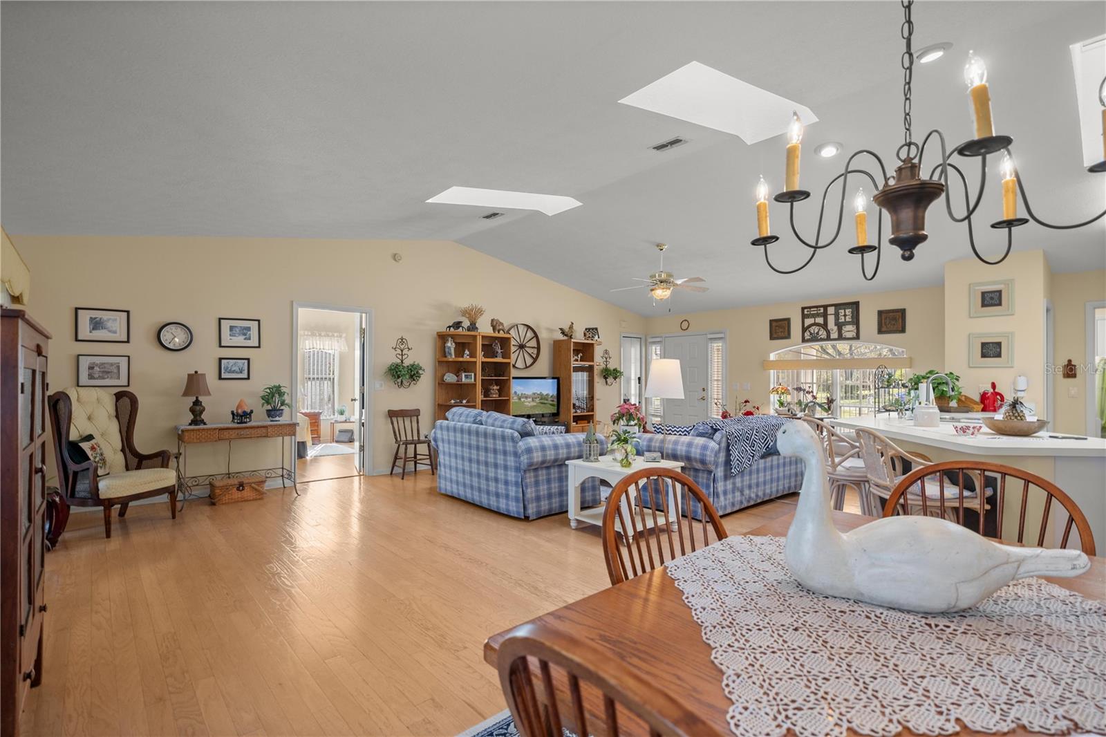 Listing photo id 8 for 2245 Marcia Street