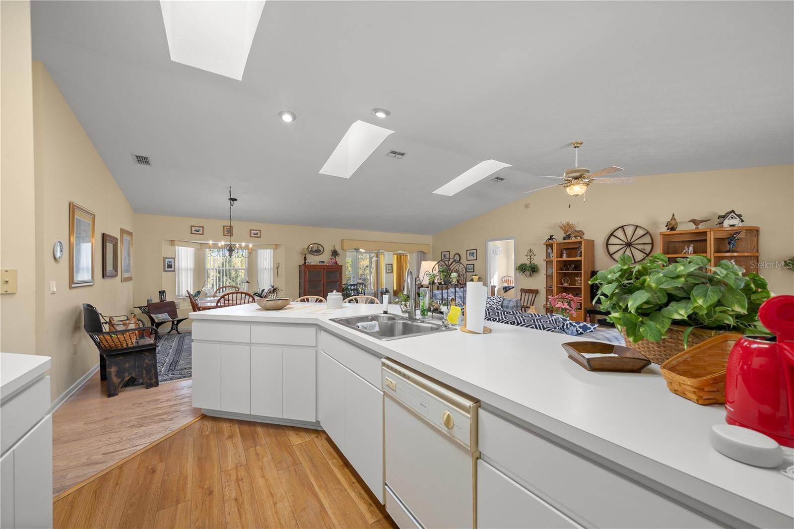 Listing photo id 10 for 2245 Marcia Street