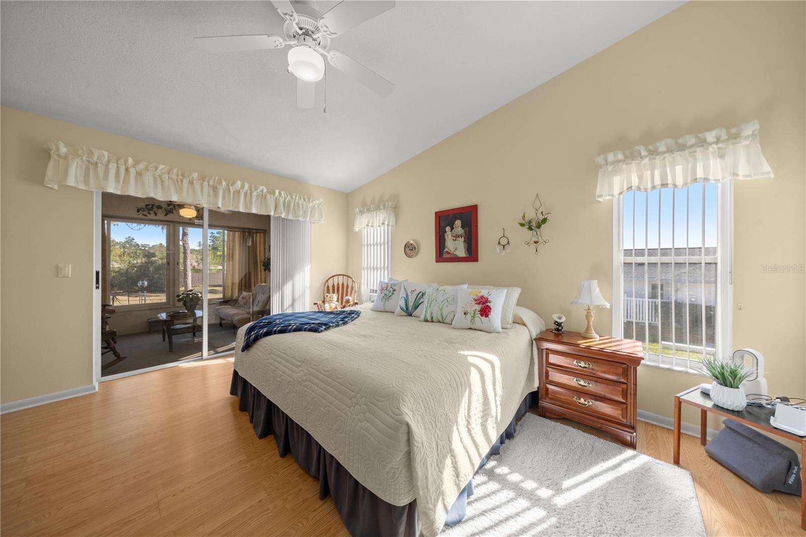 Listing photo id 14 for 2245 Marcia Street