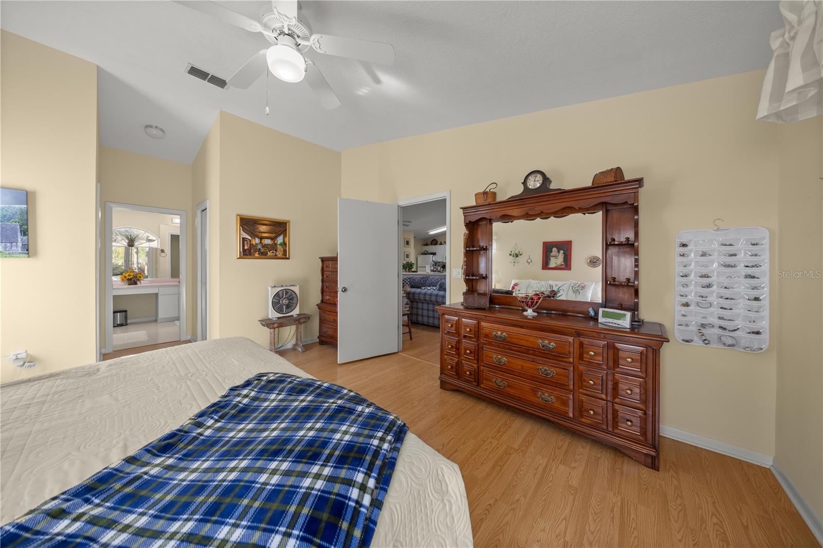 Listing photo id 15 for 2245 Marcia Street