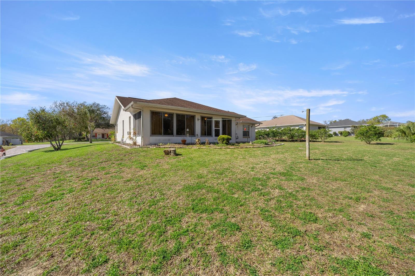 Listing photo id 29 for 2245 Marcia Street