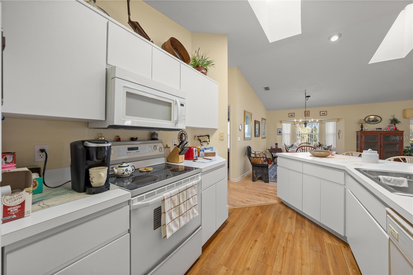 Listing photo id 3 for 2245 Marcia Street