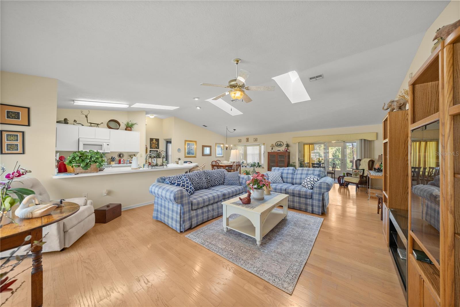 Listing photo id 4 for 2245 Marcia Street