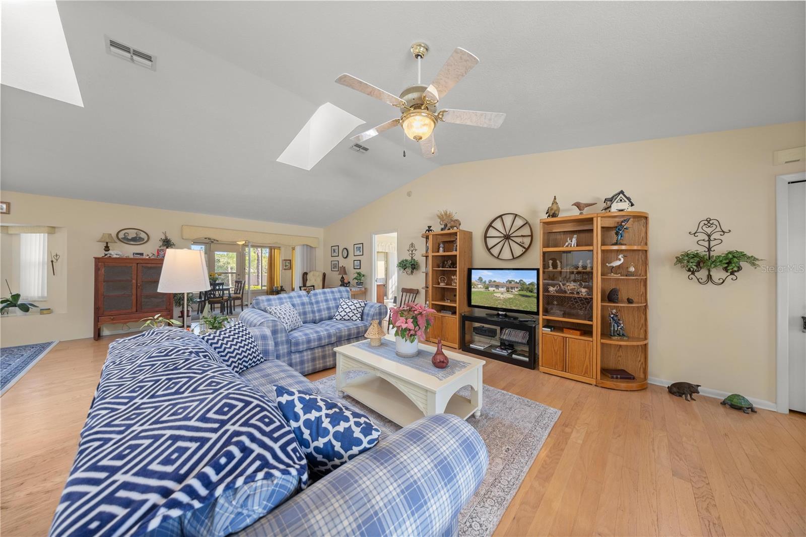 Listing photo id 5 for 2245 Marcia Street