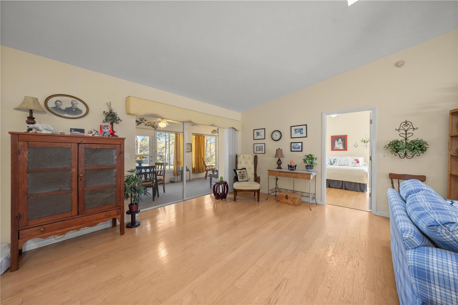 Listing photo id 6 for 2245 Marcia Street