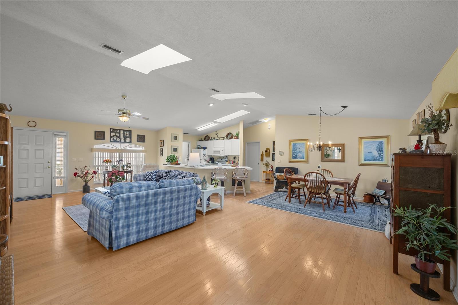 Listing photo id 7 for 2245 Marcia Street