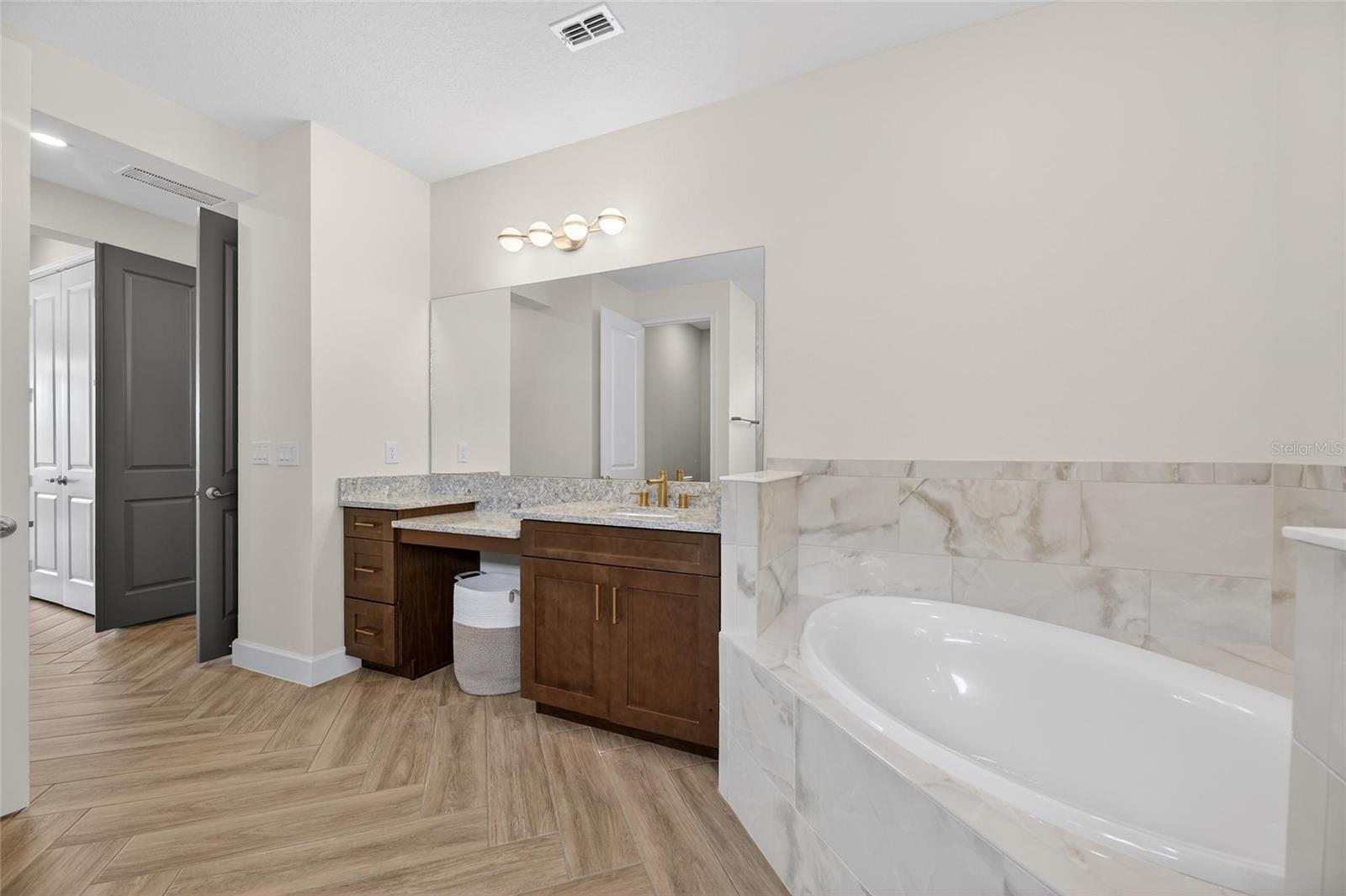 Image 33 of 100 For 914 Signet Drive