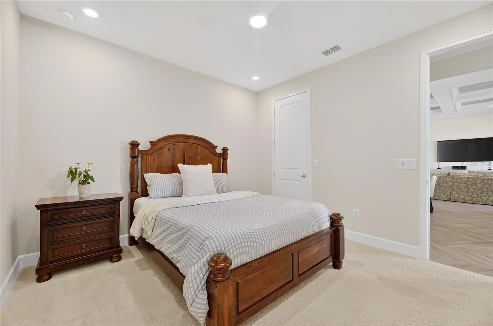 Image 38 of 100 For 914 Signet Drive