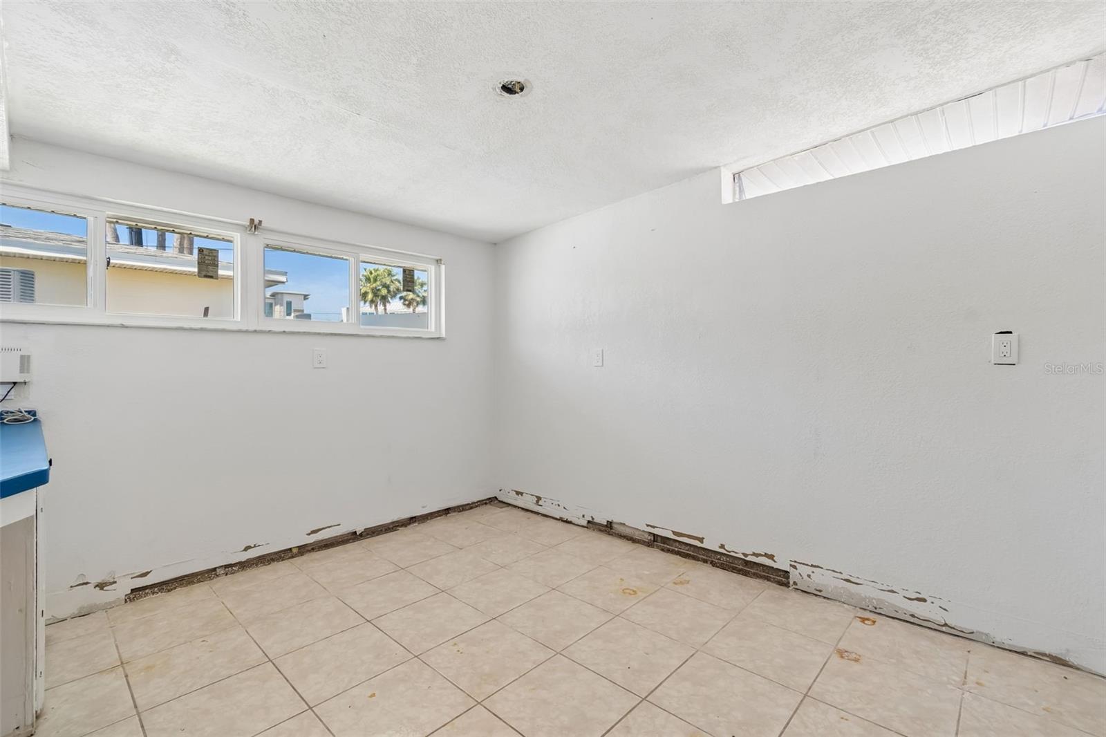 Listing photo id 27 for 16108 5th Street E