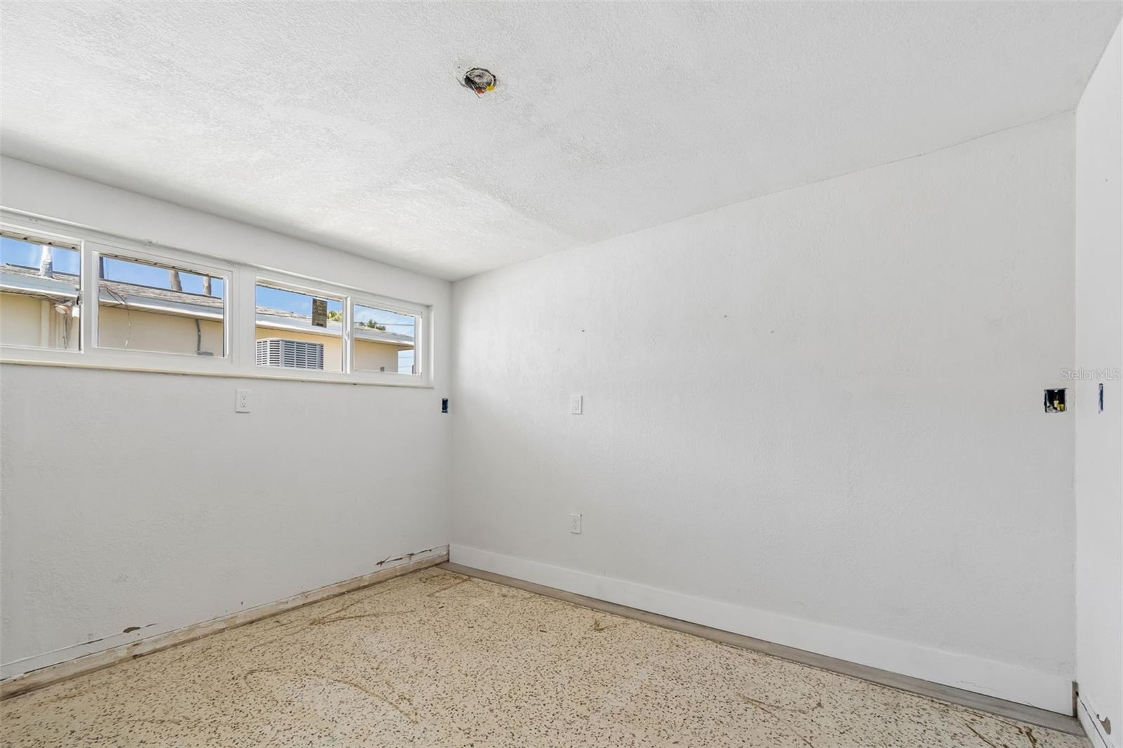 Listing photo id 31 for 16108 5th Street E