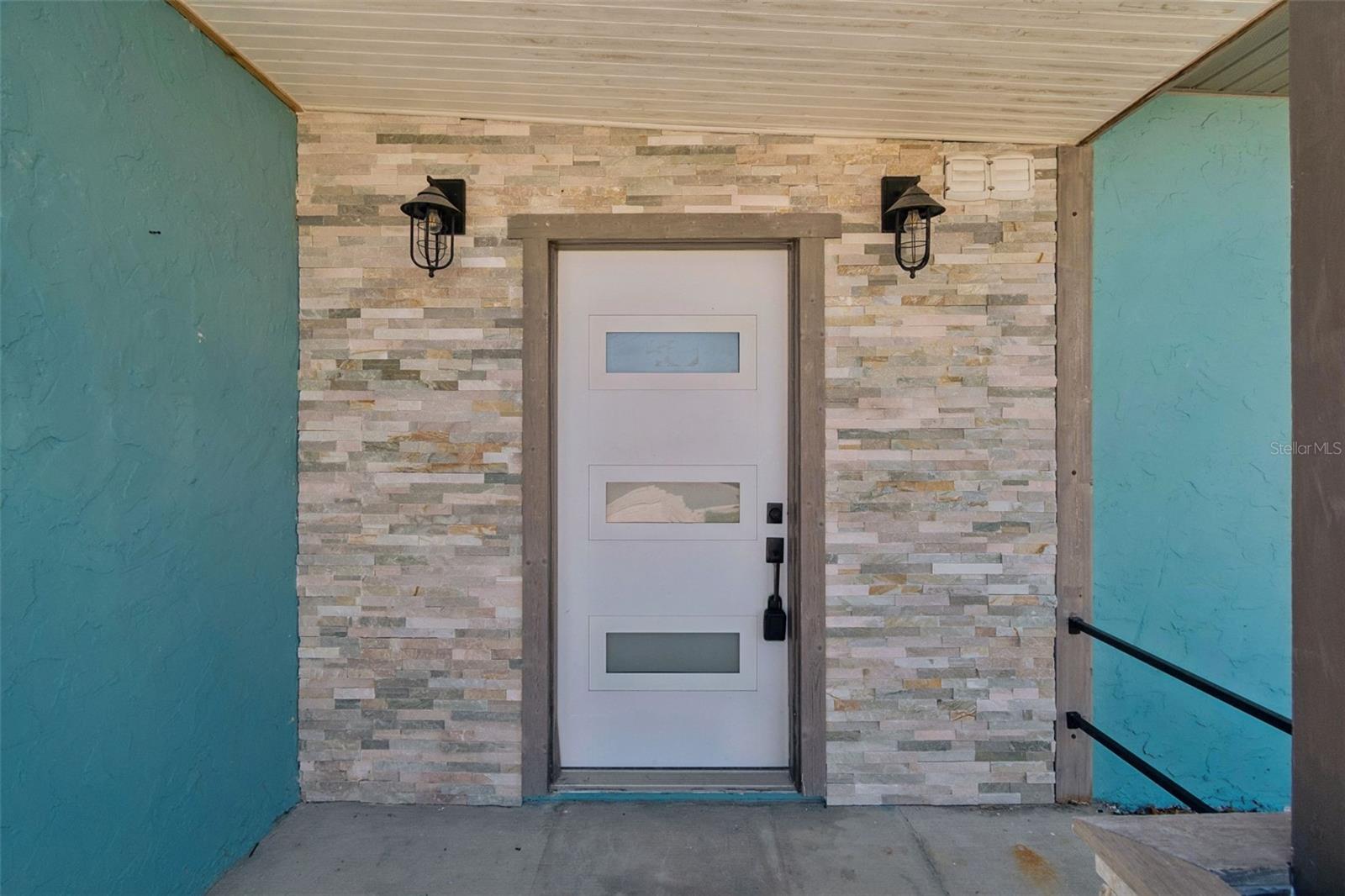 Listing photo id 2 for 16108 5th Street E