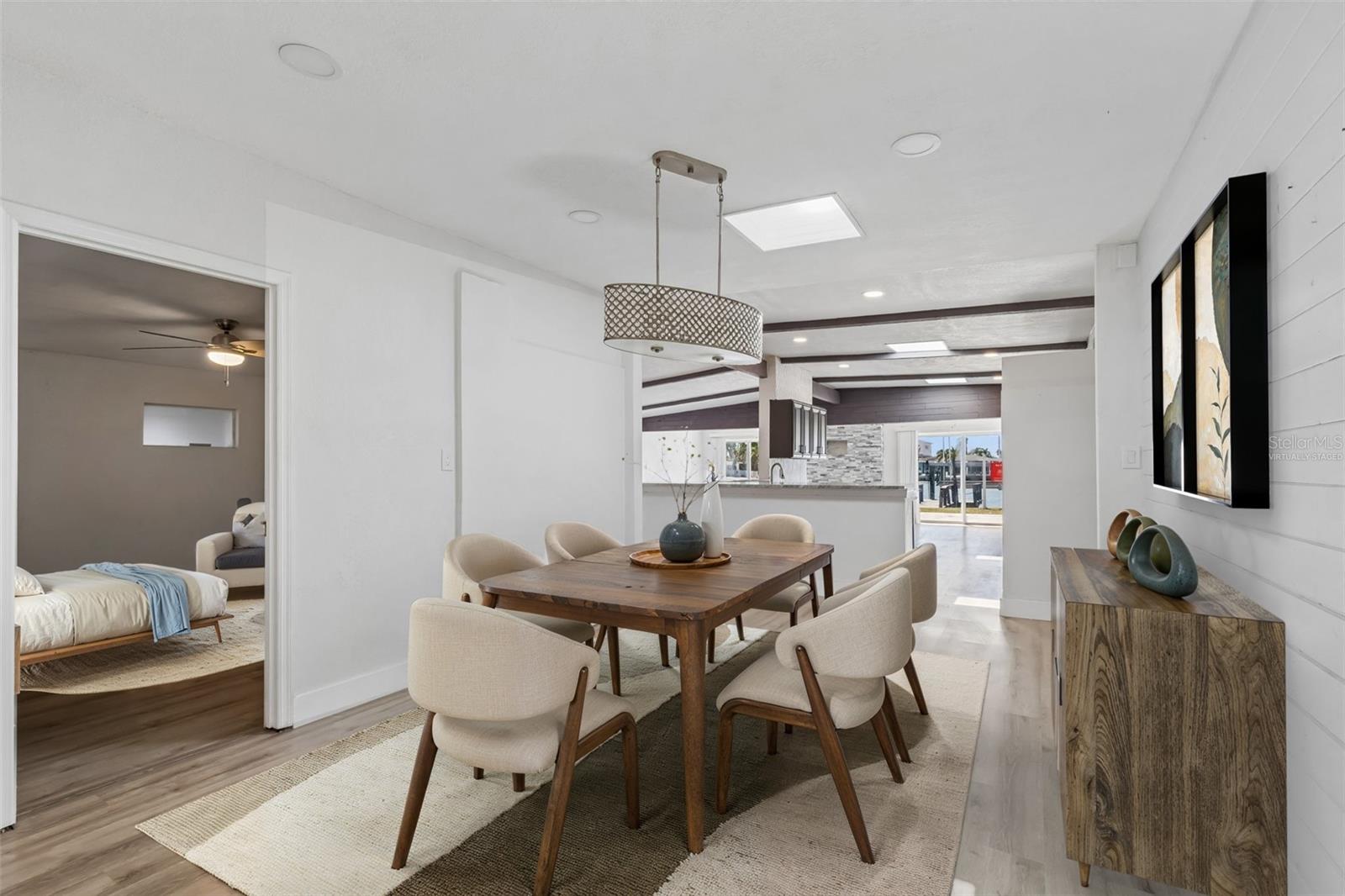 Listing photo id 3 for 16108 5th Street E