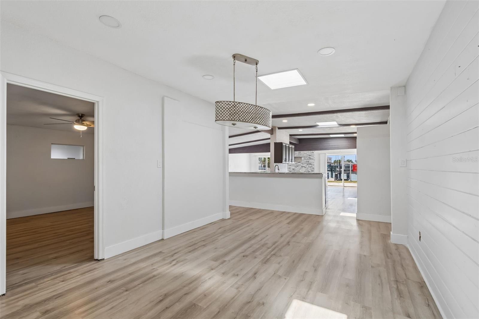 Listing photo id 4 for 16108 5th Street E