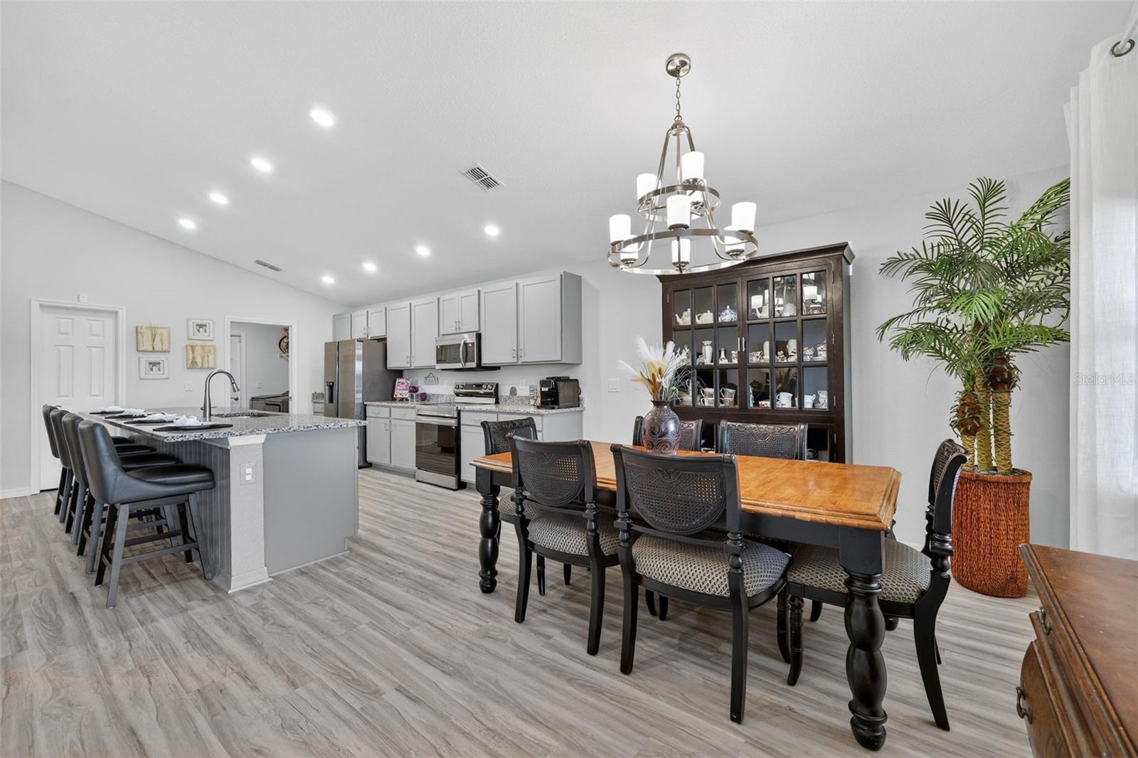 Listing photo id 11 for 12322 Terrace Bluff Street