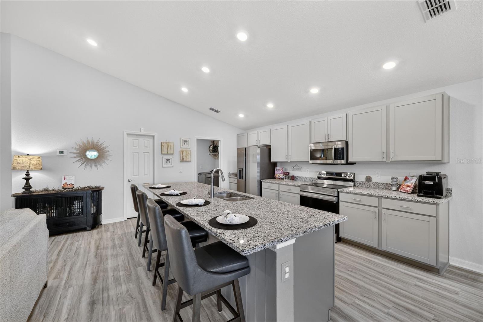 Listing photo id 4 for 12322 Terrace Bluff Street