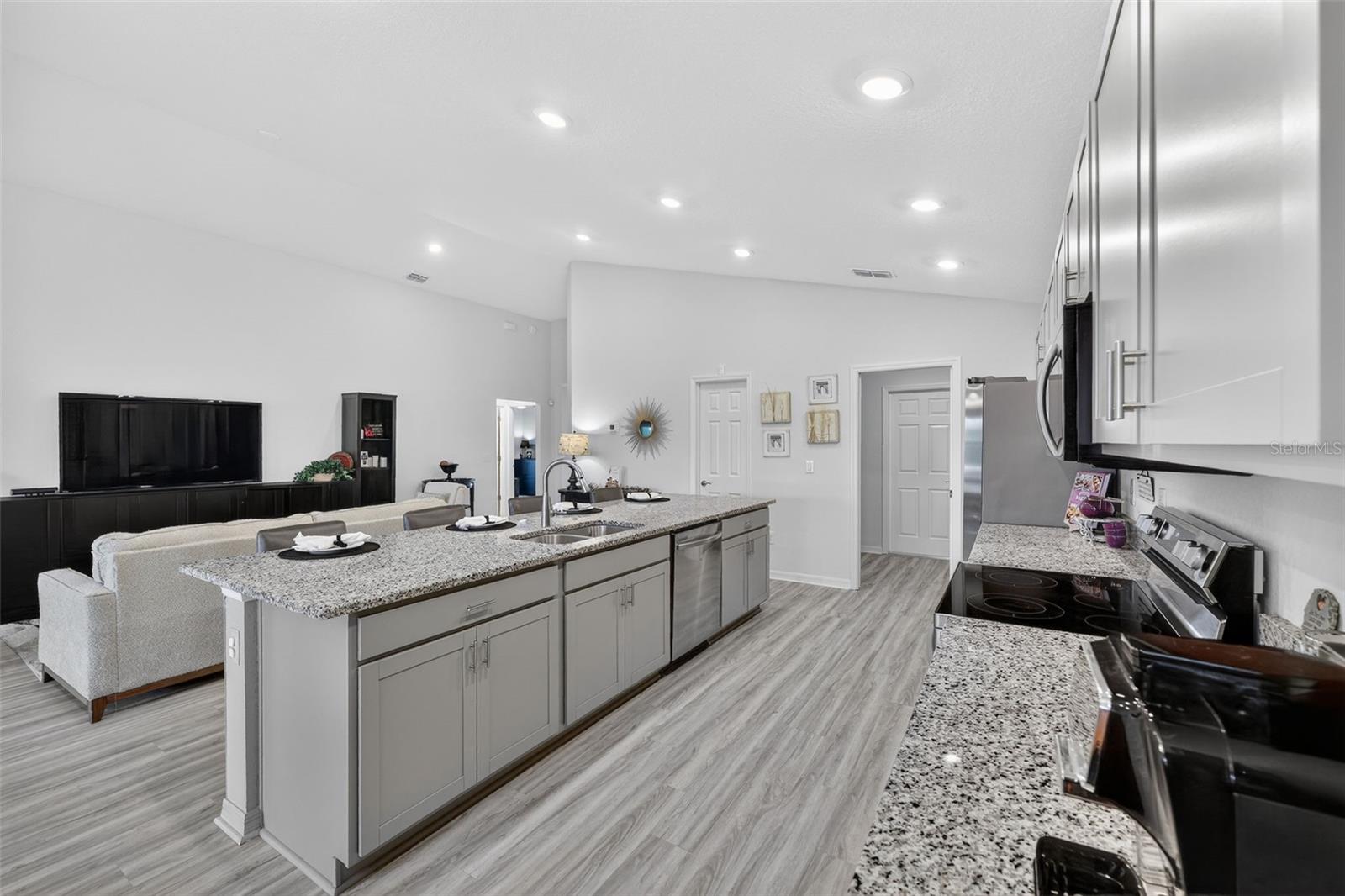 Listing photo id 5 for 12322 Terrace Bluff Street