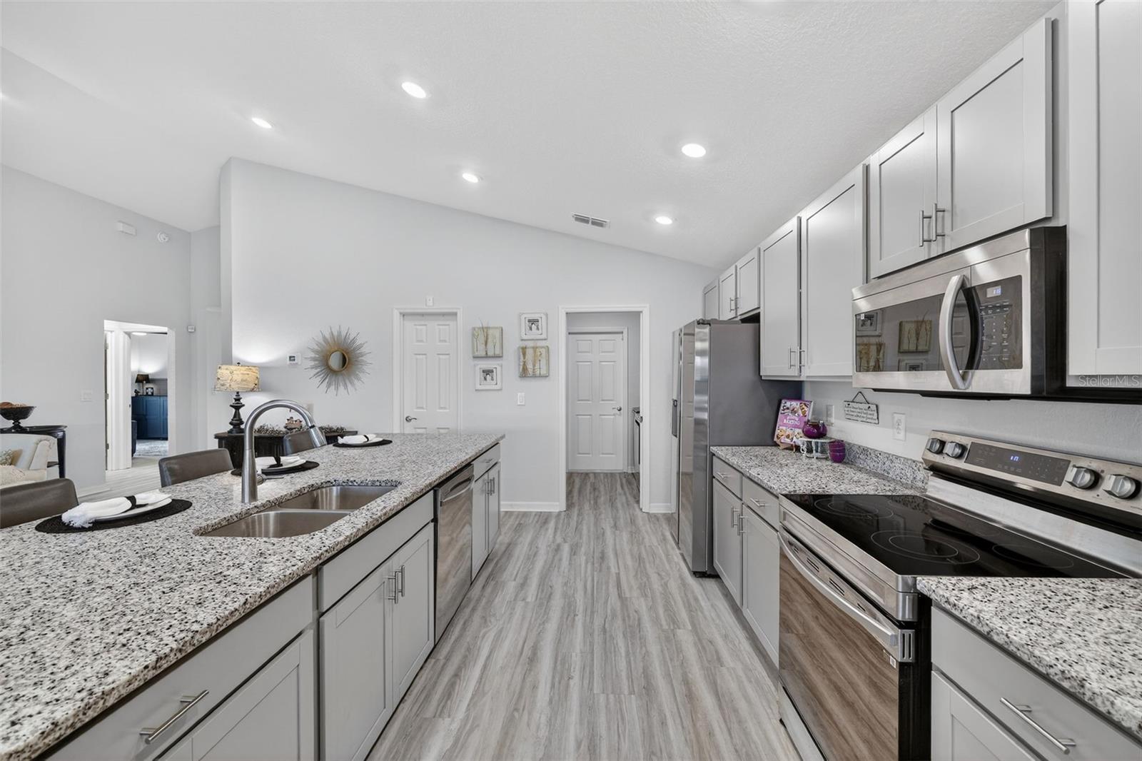 Listing photo id 6 for 12322 Terrace Bluff Street