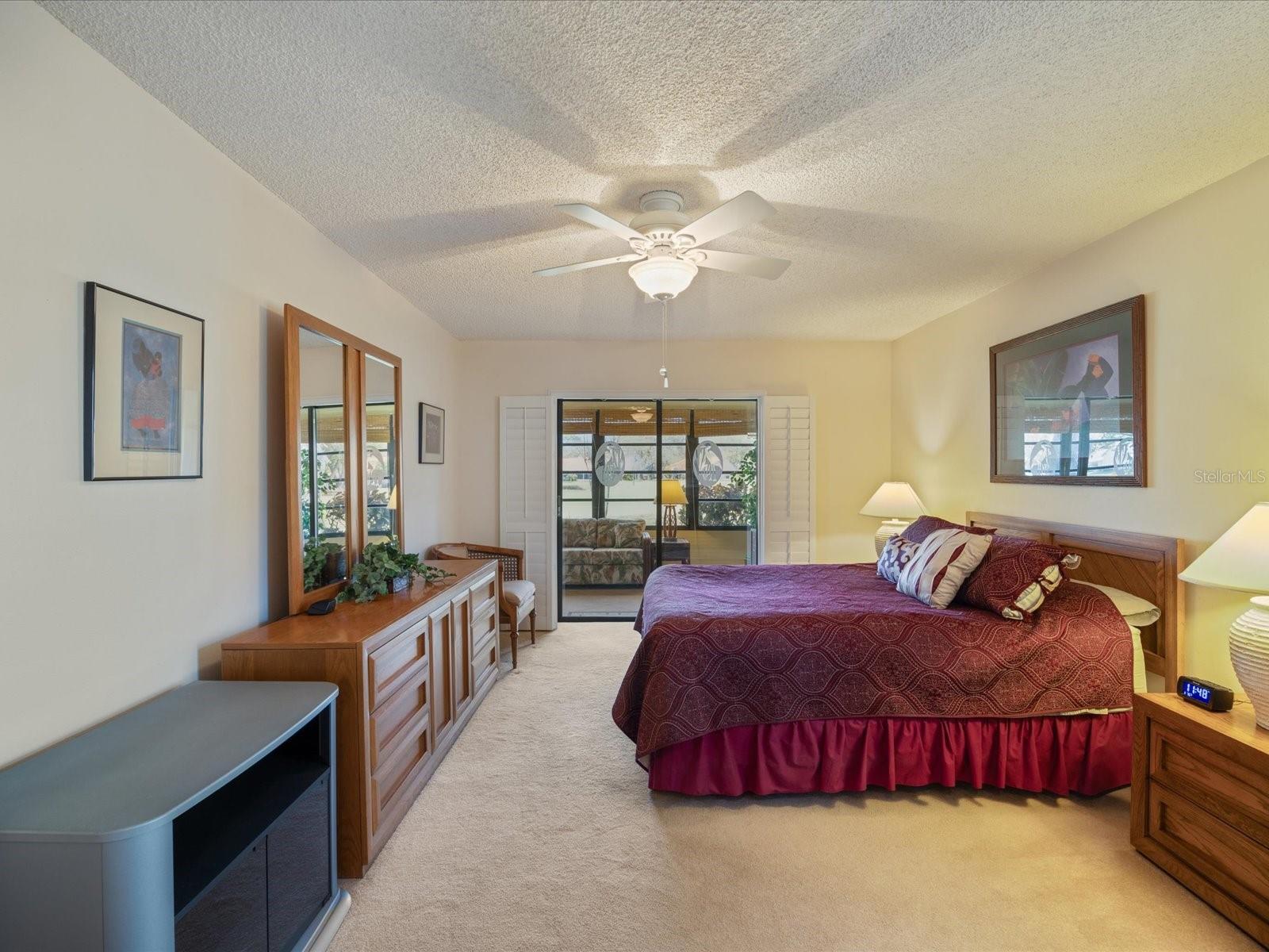 Listing photo id 11 for 984 Gillespie Drive