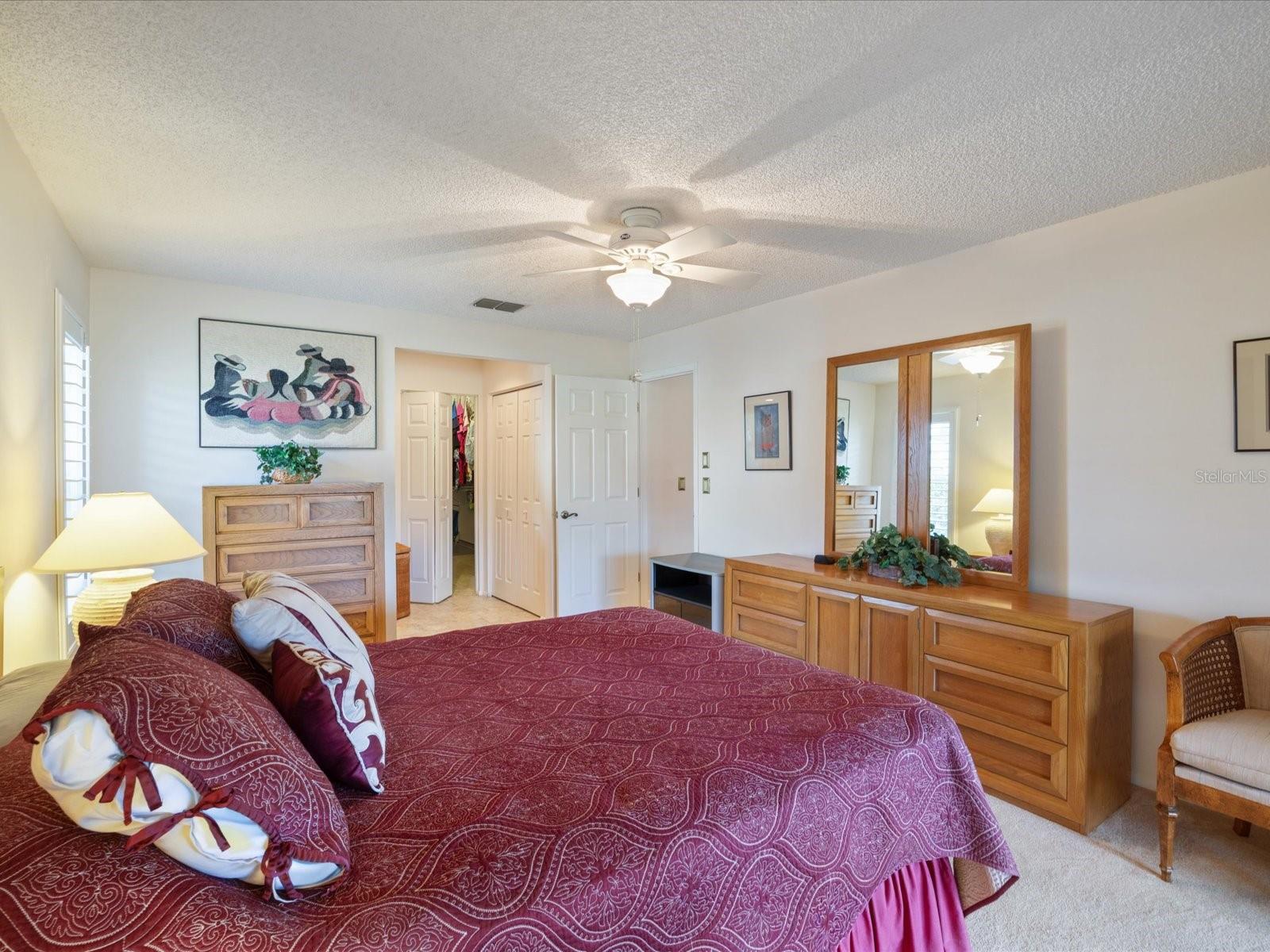 Listing photo id 12 for 984 Gillespie Drive