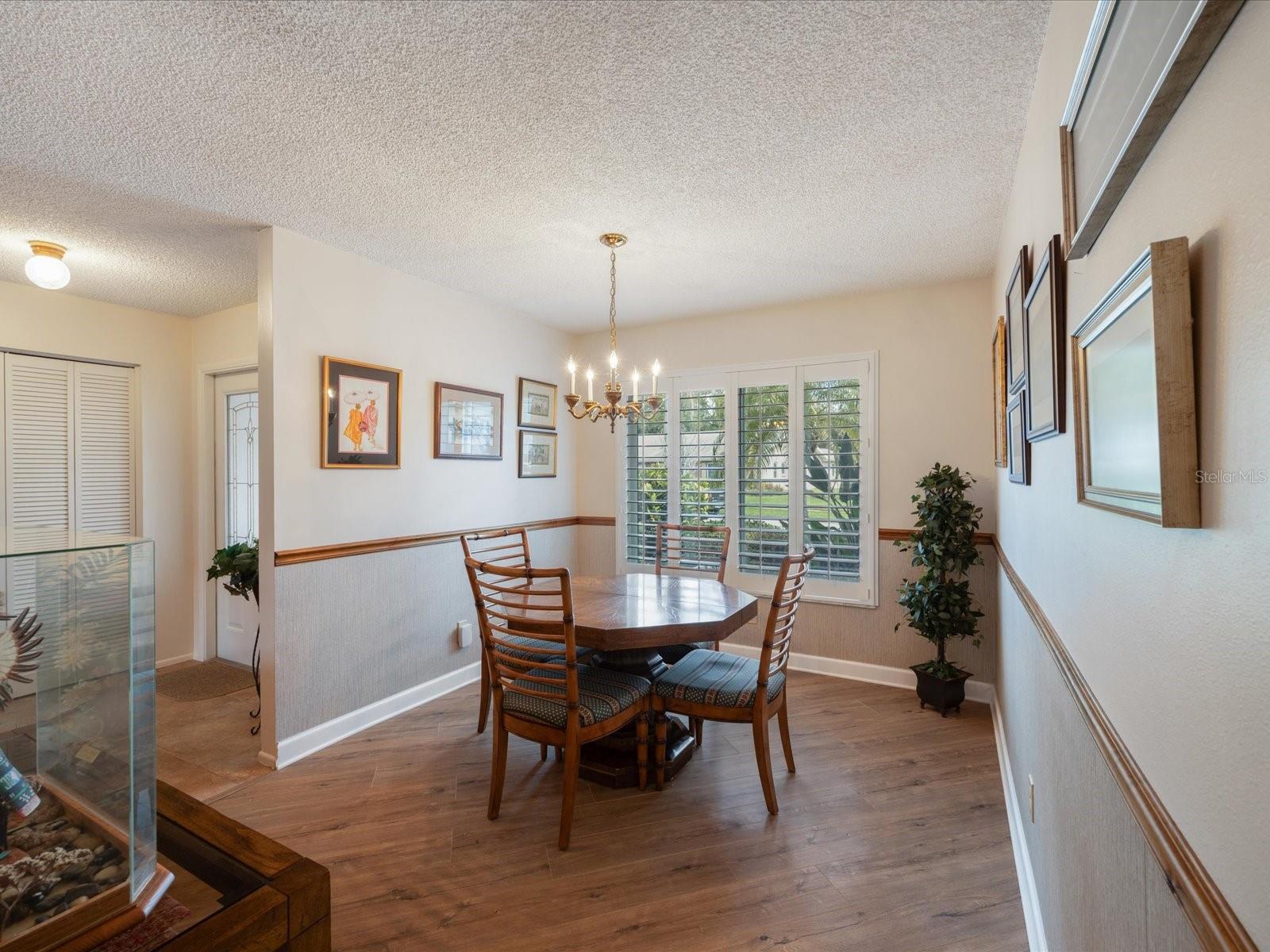 Listing photo id 16 for 984 Gillespie Drive