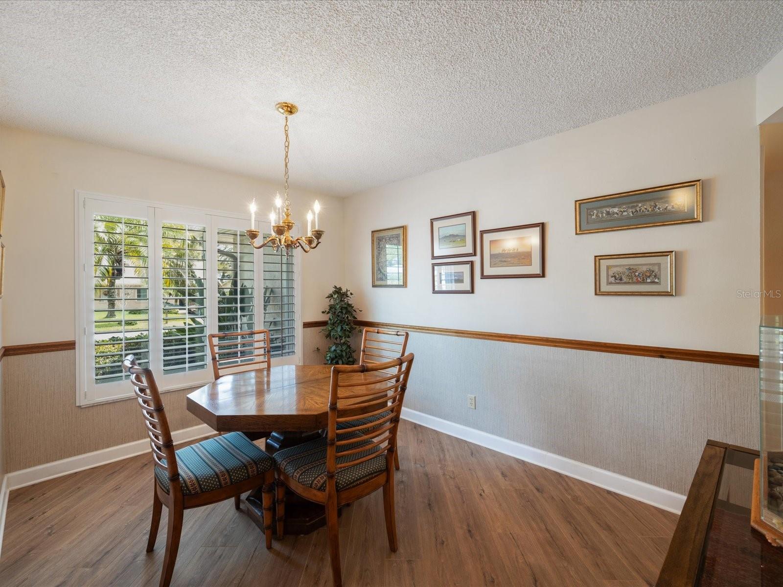 Listing photo id 17 for 984 Gillespie Drive